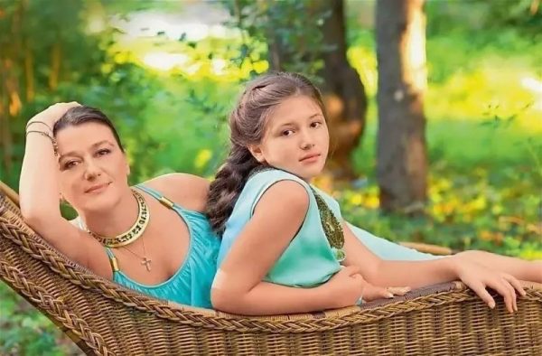 Anastasia Melnikova dengan anak perempuan Masha