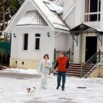 Lev Leshchenko with his wife Irina in the yard of his country house