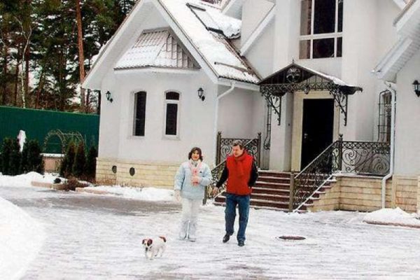 Lev Leshchenko with his wife Irina in the yard of his country house