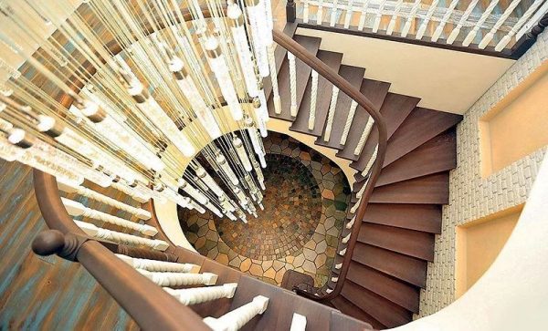 Couloir avec escalier et lustre