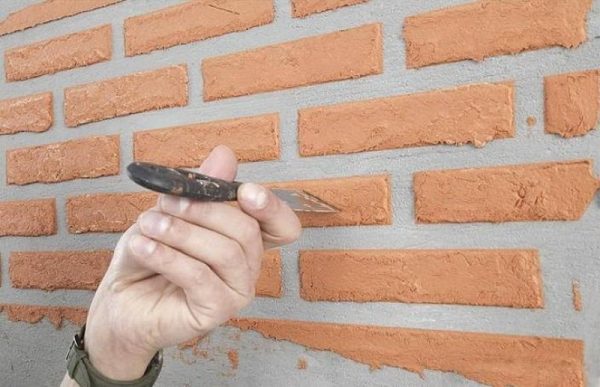 La formation de plâtre décoratif sous une brique