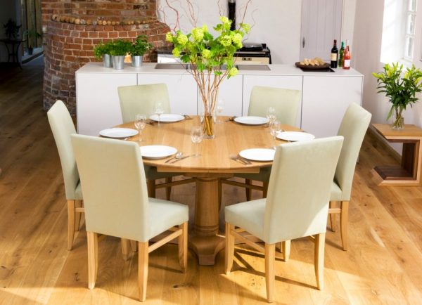 Table à manger ronde dans la cuisine