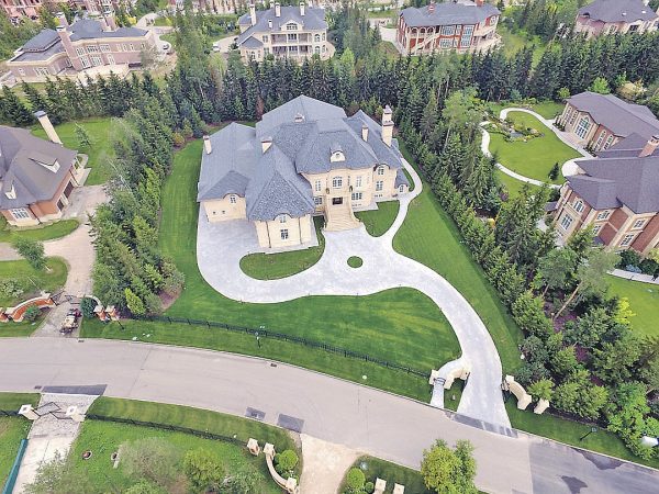 The mansion of the singer in the Agalarov Estate AP