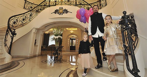 Le manoir de Stas Mikhailov impressionne par son luxe inapproprié