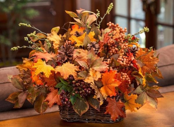 Panier tricoté avec des feuilles d'automne