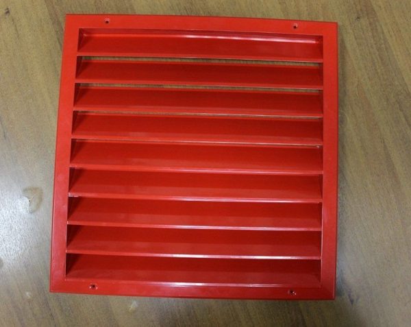 Grille de ventilation peinte en rouge