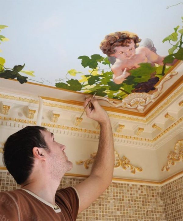 Peinture au plafond avec des peintures à l'eau