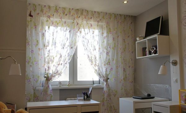 In a small room it is better to use light curtains in bright colors