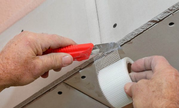 Reinforcement of joints of drywall sheets