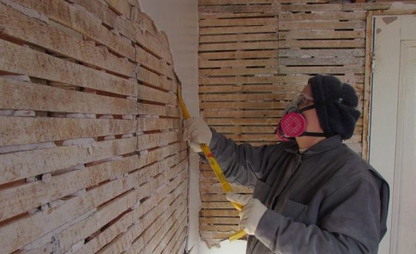 Dismantling plaster from a wooden wall