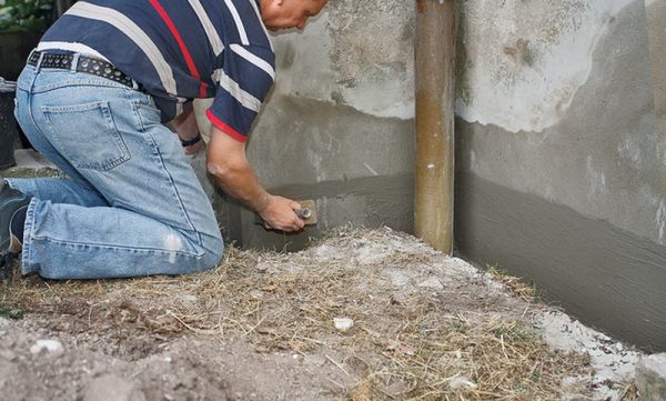 Cement-based mixtures are usually used to finish the plinth.