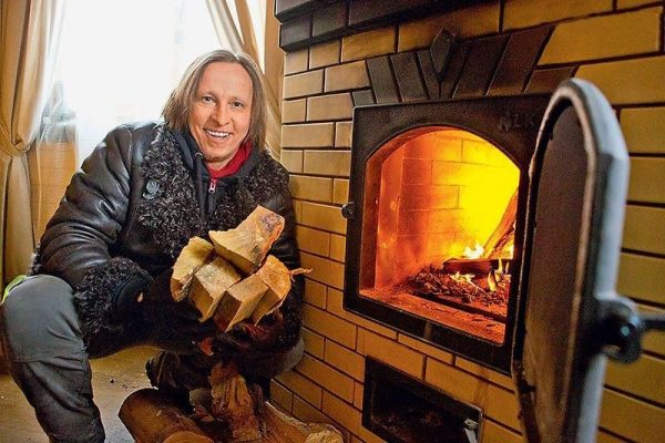 Poêle dans la maison d'été de l'acteur Okhlobystin