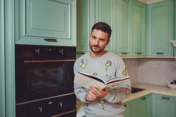 Sergey Lazarev di dapurnya di rumah negara