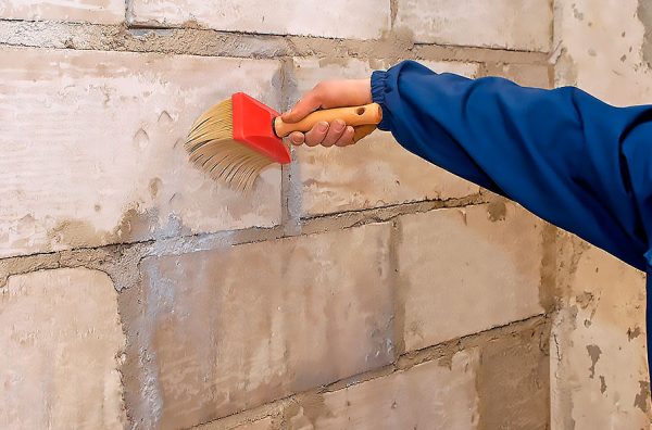 Priming the wall surface before applying plaster