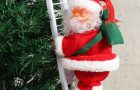 Santa Claus mendaki tangga ke pokok Krismas