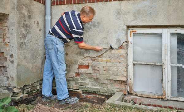 Préparation d'un mur de briques pour l'enduit