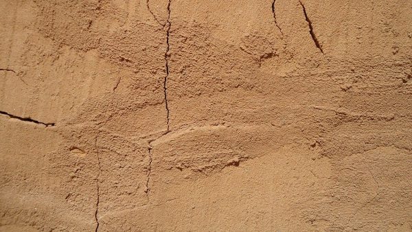 Dengan ketebalan lapisan yang besar, plaster tanah liat mudah rosak.