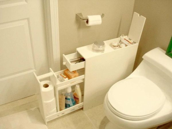 Commode étroite dans la salle de bain