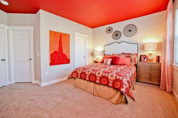 Plafond orange dans la chambre