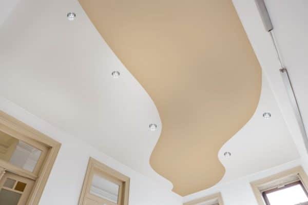 Plafond combiné blanc et pastel