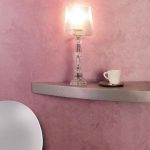 Peinture de velours rose sur le mur