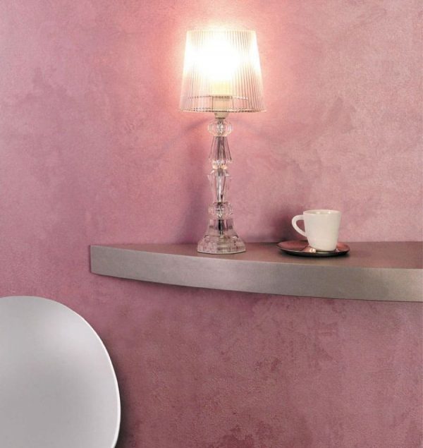 Peinture de velours rose sur le mur