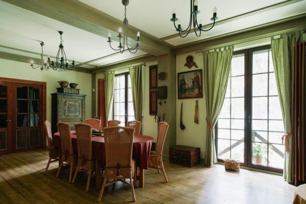 The original interior of the mansion of Leonid Parfenov - living room dining room