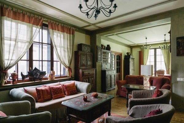 The interior of the living room in the house of Leonid Parfenov