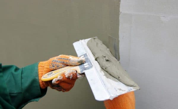 Using a spatula for plastering