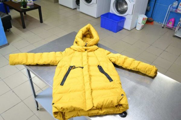 Kuning jaket di atas meja