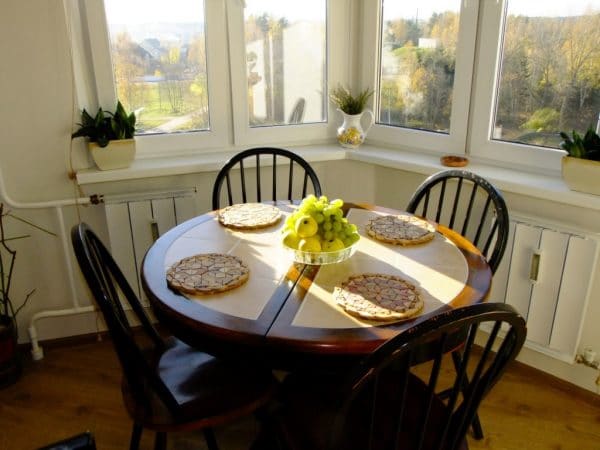 Table de cuisine en baie vitrée