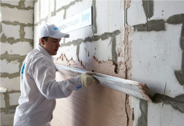 Plâtrage de murs en béton