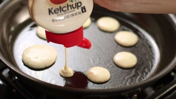 Pâte à crêpes dans une bouteille de ketchup