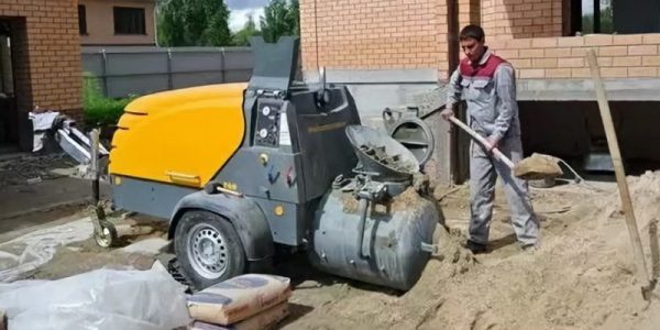 Preparation of a cement-sand mixture for a plaster station