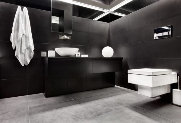 Intérieur de la salle de bain sombre