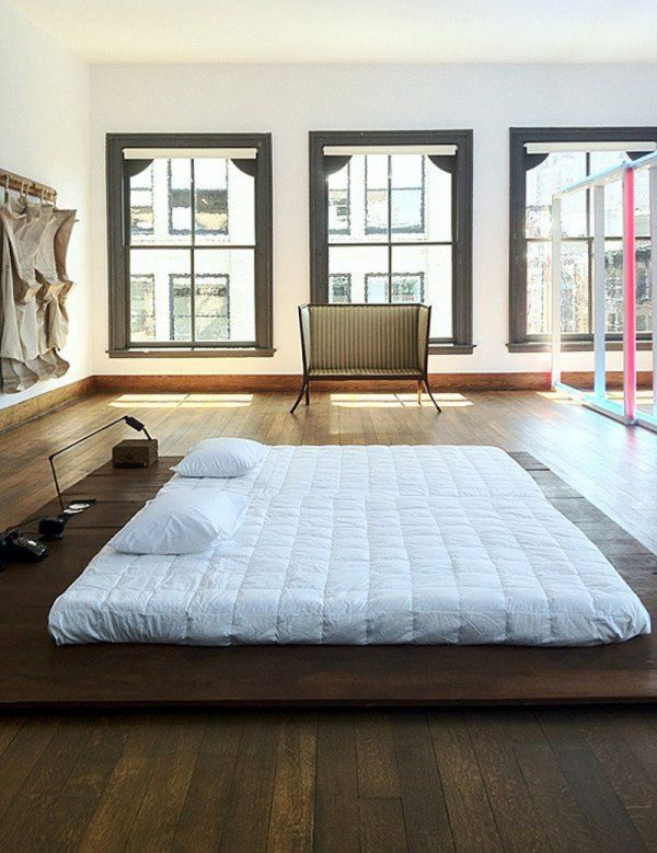 Matelas blanc au sol