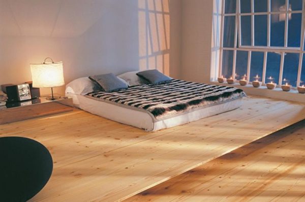 Chambre intérieure avec un matelas au sol