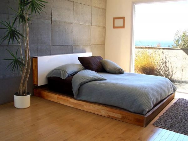 Chambre intérieure avec un matelas sur les planches