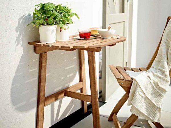 Folding table on the balcony