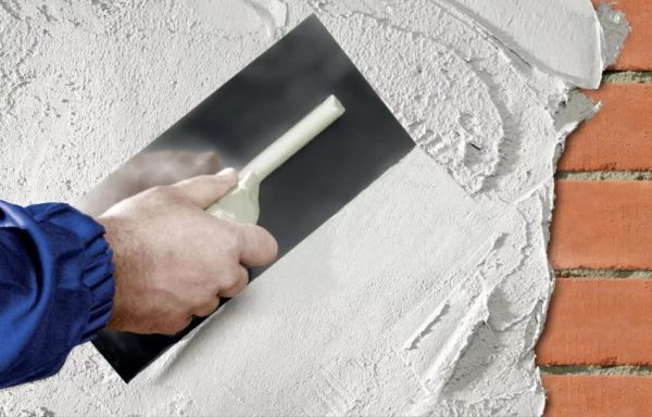 Putting plaster on the wall